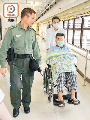 劉夢熊前日曾在醫院現蹤影，身纏鐵鏈乘坐輪椅被推往照X光檢查。（資料圖片）