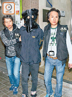 被捕二十一歲青年被押往深水埗寓所搜屋。（林耀康攝）