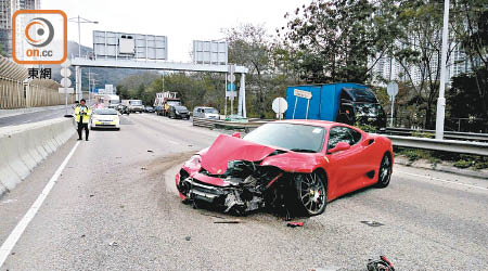 跑車車頭嚴重毀爛。（李子強攝）