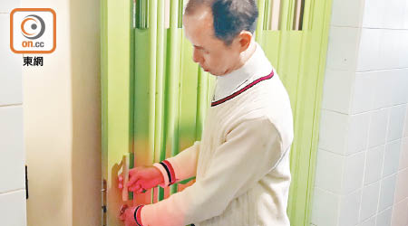 郭慶平成功用陳先生的門匙打開兩道屬不同樓層的單位大閘。（林嘉諾攝）