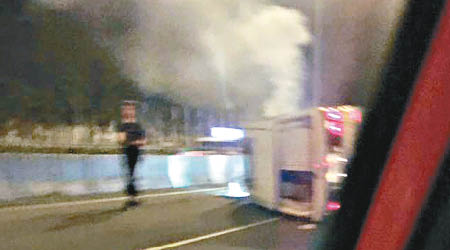 肇事七人車着火焚燒，冒出濃煙。（小心駕駛群組圖片）