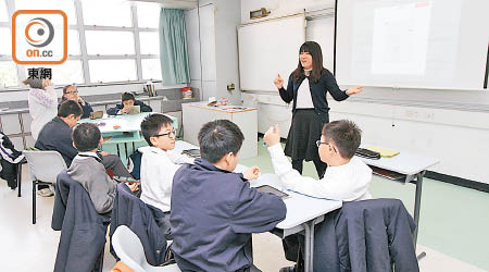 在新模式下，課堂討論取代傳統的教師單向授課。