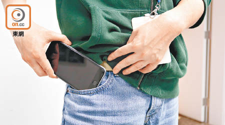 男子將手機放在褲袋，精子數量可能受影響。