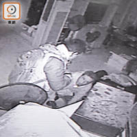 兩名南亞賊人在屋內搜掠。