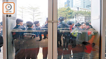 示威者衝入立法會大樓後，警員封鎖大樓出入口。（陳章存攝）