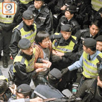 黃浩銘被警方抬離立法會大樓。