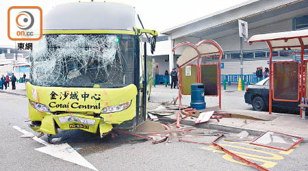 巴士站被發財巴撞毀，碎片散滿一地。