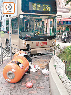巴士剷行人路撞毀鐵欄、路牌和垃圾桶。（互聯網圖片）