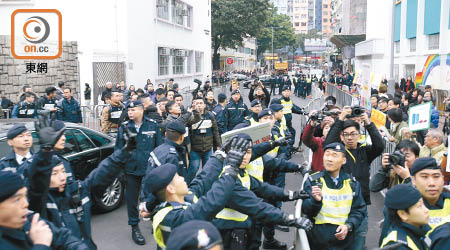 示威者向林鄭月娥投擲紙牌，被警員阻止。