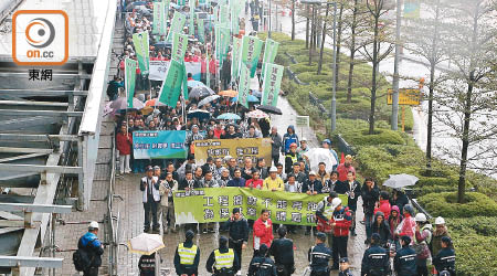 近三千建造業人士冒雨圍繞政總及立法會遊行，抗議泛民拉布影響生計。（陳嘉順攝）