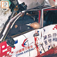 的士司機浴血昏迷，伏在爆裂的車窗。
