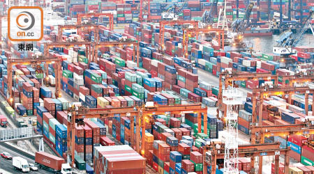 本港商品出口及轉口貨值近年持續下跌。（資料圖片）