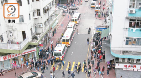 大埔運頭街發生奪命血案，警方封鎖現場行人路進行調查。（陳錦昌攝）