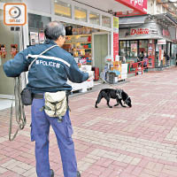 警犬到場追蹤劫匪。