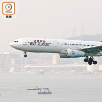 國泰港龍一班由杭州飛港客機延飛九小時。(資料圖片)