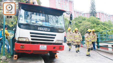 吊臂車溜前險夾中司機，消防到場救援。（趙瑞麟攝）