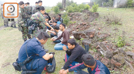 警方在沙頭角山頭拘捕十二名巴籍及印籍人蛇。