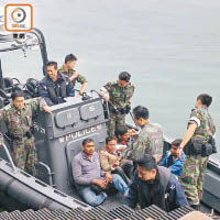 人蛇被押上水警小艇送至沙頭角碼頭。
