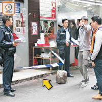 七名南亞匪在紅磡疑以鐵通（箭嘴示）扑頭打劫商人，警方在場調查。（梁卓明攝）