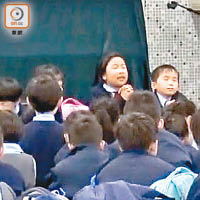 有小學生在場祈禱。
