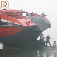 工程人員上船檢查船頭損毀情況。