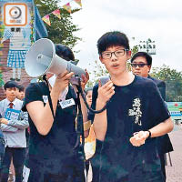 身穿「熱血公民」T恤的示威者，手持揚聲器高叫「吳克儉下台」。（讀者提供）