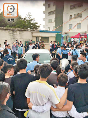 逾百名示威者圍堵吳克儉座駕，有人更大力拍打車身。（讀者提供）