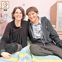 Mike（右）與太太Lisa（左）坐曾經歷生死的病床上憶述換肝奇迹。（袁志豪攝）