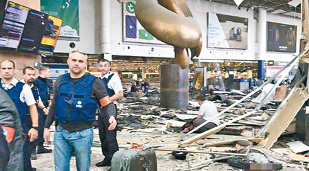 機場<BR>機場天花因爆炸嚴重損毀。（互聯網圖片）