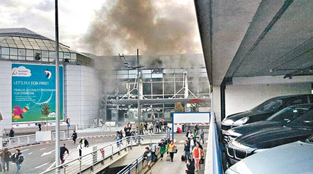 機場客運大樓冒出大量濃煙。（互聯網圖片）