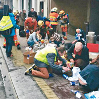 大量傷者於爆炸地鐵站外獲即場急救。（互聯網圖片）