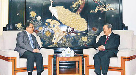 王光亞（右）與香港入境事務處處長陳國基（左）。（互聯網圖片）