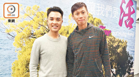 黃梓謙（左）向陳家豪（右）了解本港體育政策問題。（梁家寶攝）