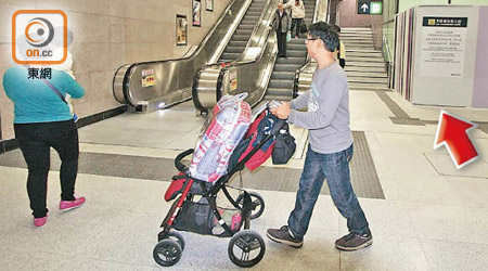 連接車站大堂至地面的升降機仍圍封（箭嘴示），推着嬰兒車的居民只可使用扶手電梯。（何天成攝）
