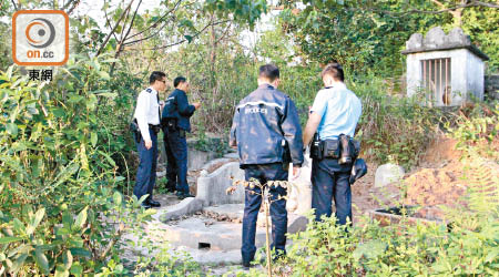 村民發現有山墳被人掘開，警員到場調查。（左蘭慶攝）