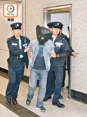 涉嫌打荷包內地漢被捕押走。