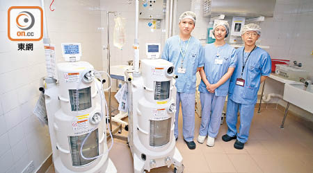 聯合醫院引入新的手術排水系統，排水機可一次過排走廿四公升污水。左起：梁德輝、黃妙雅及陳英達。