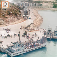 港府曾在偏遠離島大鴉洲興建難民營及船民中心。