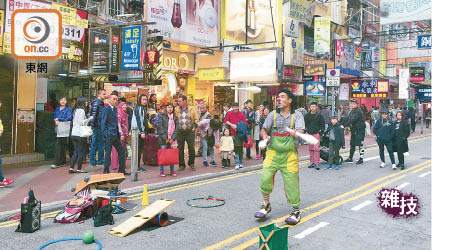 有外籍街頭藝人表演噴畫、樂器演奏，甚至「玩火」雜技，吸引途人駐足觀看。