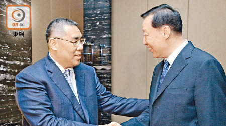 崔世安（左）與江蘇省委書記羅志軍（右）會面。