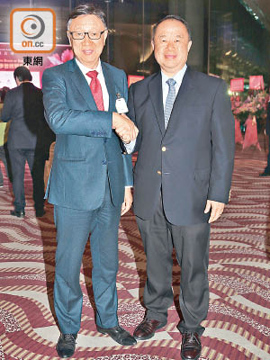 趙振國（左）話支持余鵬春（右）參選批發零售界議席。（溫國佳攝）