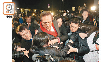 早前港大校委會主席李國章離開會場時被圍堵。（資料圖片）