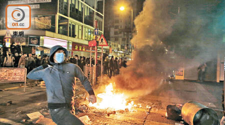 油尖旺區議會昨討論旺角新春暴亂事件，有區議員敦促港府盡快就「禁蒙面法」立法。