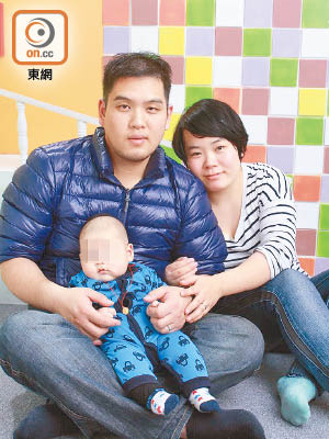 死者劉培寧生前與妻兒的合照。