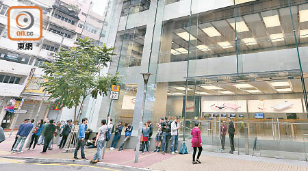 希慎廣場蘋果專門店昨有逾百人排隊等候購買iPhone SE。（陳章存攝）