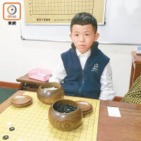 黃子炎只有六歲，即將到台灣參加圍棋比賽。