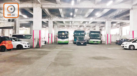 變身為公眾收費停車場的前九巴觀塘車廠地下，泊有多部旅遊巴及私家車。
