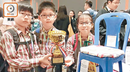 盤嘉信（左起）、陸奕希、潘海瑤發明「兒童健康電腦椅」奪一等獎。（張汶樂攝）