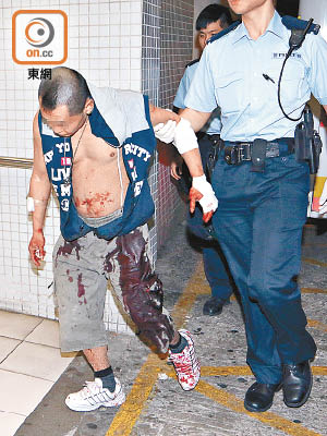 疑匪衣服染滿鮮血，由警員押往醫院治療。（林耀康攝）