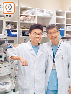 鄧耀鏗（右）稱到不同規模急症室，可累積更多經驗。旁為謝昭倫醫生。（曾愷欣攝）